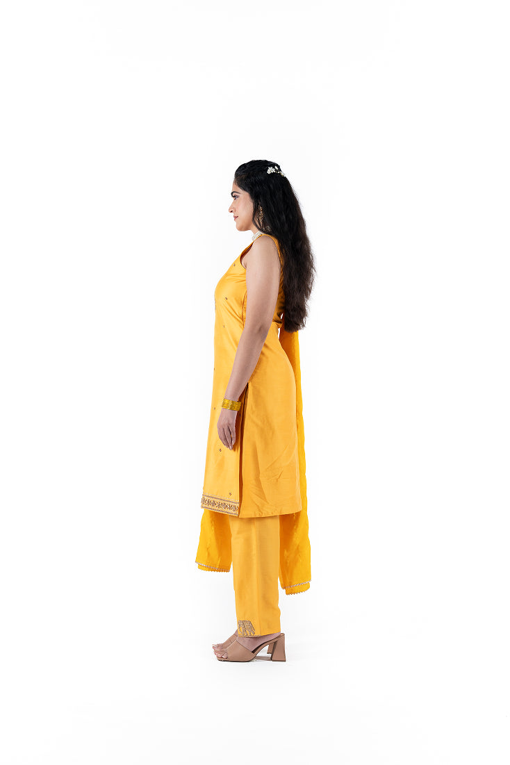Sleeveless Kurti and Pants with Elephant Motif (Yellow)